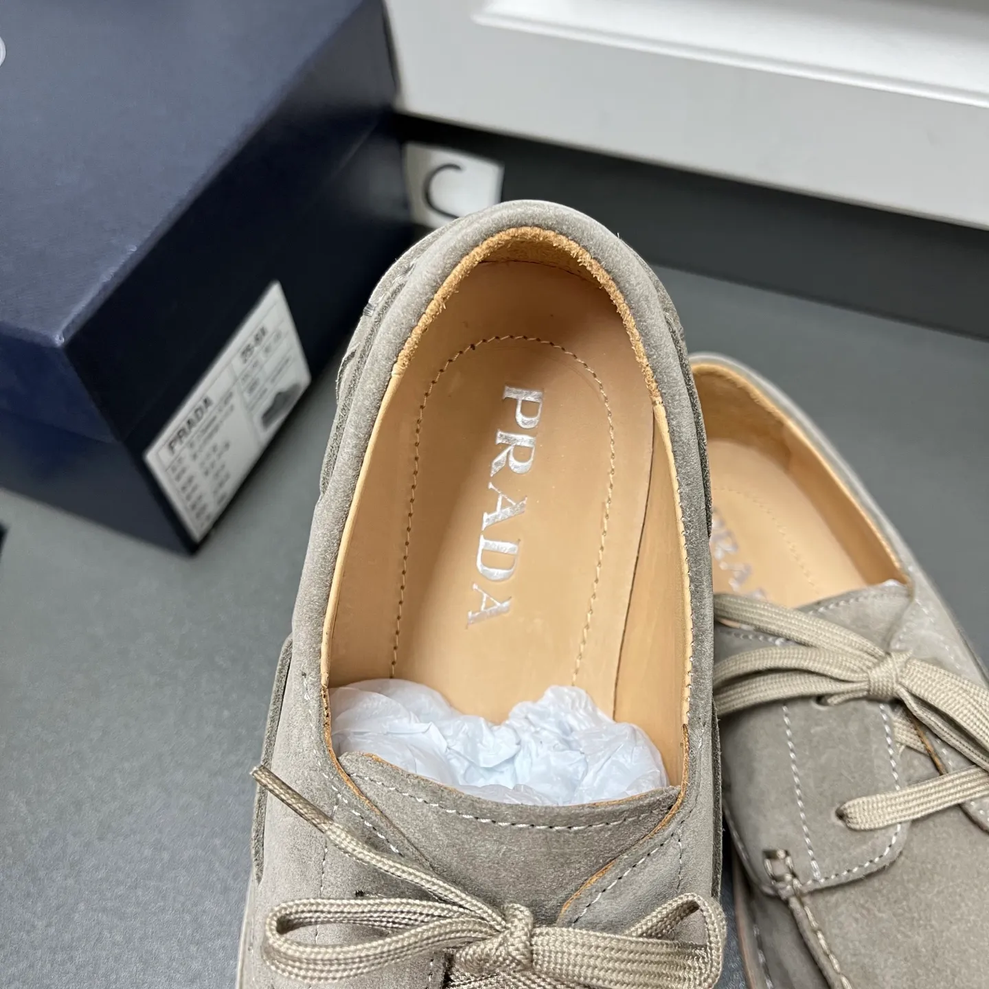 💰840 Prada men's new lace-up leather loafers. Made of flocked two-layer cow leather, these shoes combine classic design with handmade details, blending sophistication with casual comfort. Designed in a lace-up style, with open-stitched seams on the skirt, 1.5cm white rubber soles with leather welts, dyed calfskin lining, and silver-labeled cowhide feet, the style is simple and elegant. C leather shoe size: 39/40/41/42/43/44 gray, original box packaging + dust bag